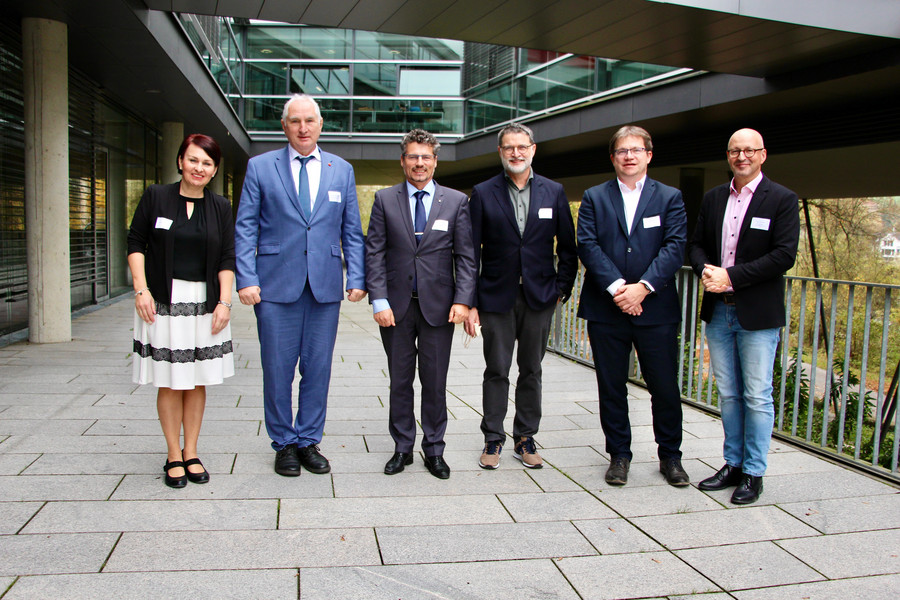 (v. l. n. r.) Vendula Maihorn (Projektmanagerin), Prof. Dr. Ulrich Bartosch (Präsident der Universität Passau), Prof. Ing. Pavel Kozák (Rektor der Südböhmischen Universität in Budweis), Prof. Dr. Tomas Sauer (Sprecher des INDIGO-Steuerkreises/Universität Passau), Ing. Petr Očko (Leitender Direktor der Sektion für Digitalisierung und Innovation im tschechischen Ministerium für Industrie und Handel) und Kaspar Sammer (Geschäftsführer der Europaregion Donau-Moldau), Foto: Universität Passau