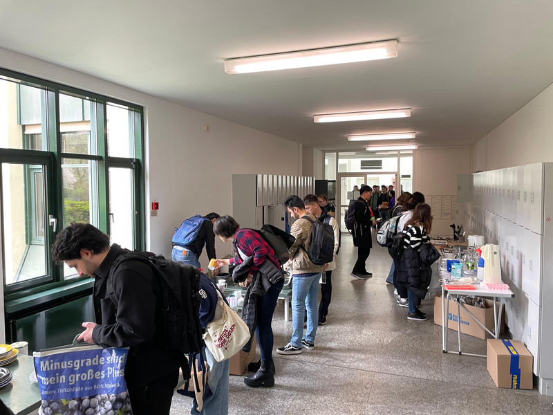 auschaktion von Haushaltsutensilien auf dem Campus der Uni Passau