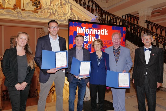 (v. l.) Ulrike Lucke, Preisträger Wolfgang Pfeffer und Tobias Fuchs, Heide und Helmut Balzert sowie ein Vertreter der Schweizer Informatik Gesellschaft, Foto: Mike Auerbach / Gesellschaft für Informatik e.V.